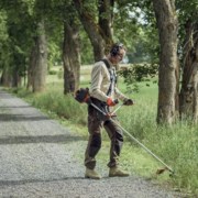 En mand der arbejder og ordner udearealer
